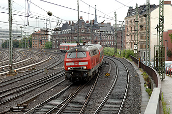 Die auch schon beraus betagte 218er Diesellok auf dem Weg in den Hauptbahnhof.