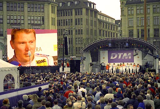 'Ich freue mich riesig, zurck im Rennzirkus zu sein', sagte Mika Hkkinen bei der DTM-Prsentation in Hamburg vor 20.000 begeisterten Zuschauern.