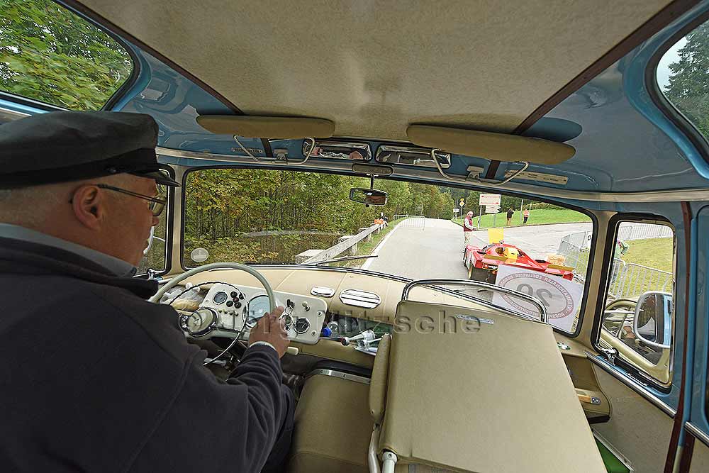 View through the cabin of a Mercedes minibus Type 0319 while driving on the Rofeld during the International Edelweiss Mountain Award Rofeld Berchtesgaden - Jrg Nitzsche Hamburg Germany