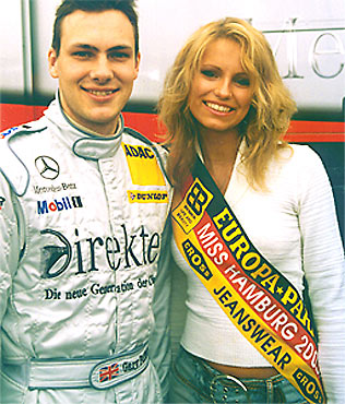 Schne Frauen drfen beim Autorennsport natrlich nicht fehlen. Hier machte unsere Miss Hamburg Hiltja Mller eine gute Figur neben dem zum AMG-Mercedes-Team gehrenden Briten Gary Paffett in der Boxengasse.