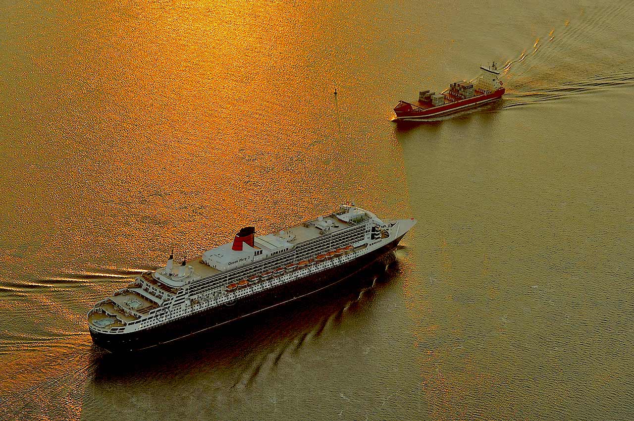 Hamburger Hafen, Queen Mary, Elbe, Abschiedsfahrt, Feederschiffe, Tor zur Welt - Jrg Nitzsche