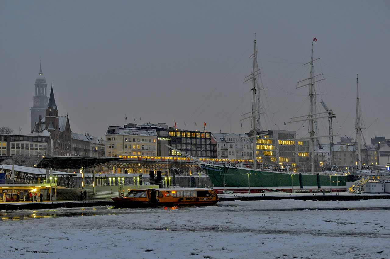 Hamburger Hafen, Museumsschiff Rickmer Rickmers, Hamburger Michel, Wahrzeichen, Weihnachtszeit, Elbeis, Reedereien - Jrg Nitzsche