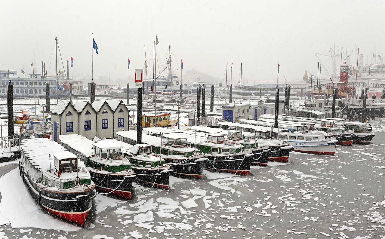 Hamburg, ein Wintermärchen, Hamburger Hafen, Hafenbarkassen, Elbeis, Baumwall, Winterzeit in Hamburg - Jörg Nitzsche
