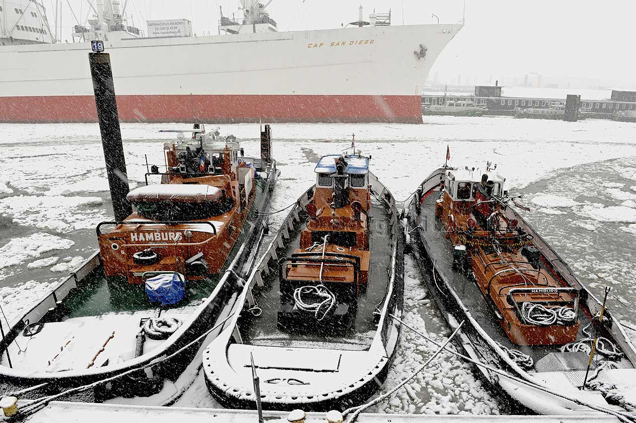 Cap San Diego, Schleppbarkassen, Hamburger Hafen, berseebrcke, Hamburg, ein Wintermrchen, Elbeis - Jrg Nitzsche