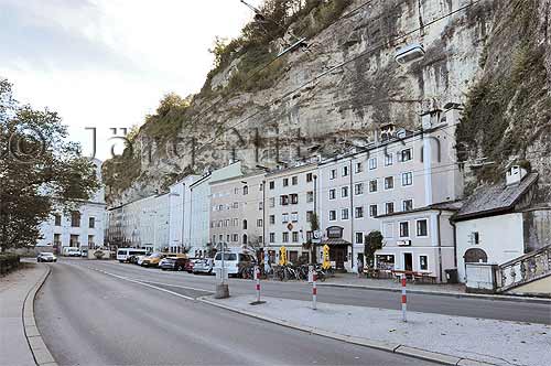 Im Fels des Salzburger Mnchsberg eingebaute Wohnhuser lassen mich erstaunen - Jrg Nitzsche, Hamburg, Germany