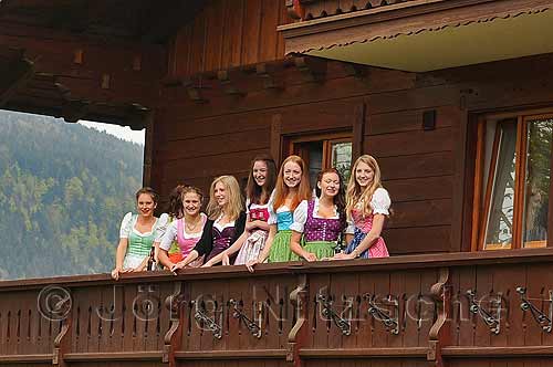 Die jungen Madln beobachten ihre Buam beim Maibaum-Aufstellen in Berchtesgaden - Jrg Nitzsche, Hamburg, Germany