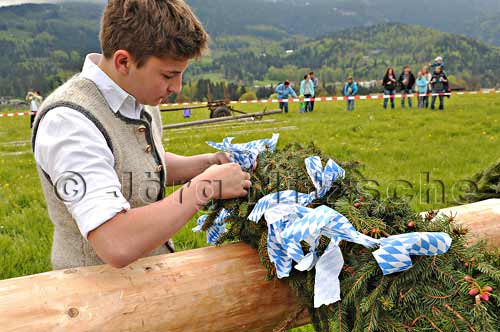 Die jungen Madln auf einer Baumkrone beim Maibaum-Aufstellen beim Kohlhiasl in Berchtesgaden - Jrg Nitzsche, Hamburg, Germany