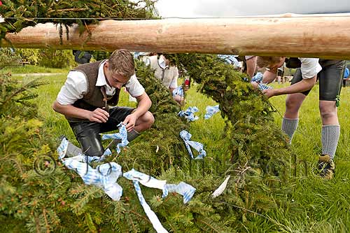 Maibaum-Aufstellen in Berchtesgaden