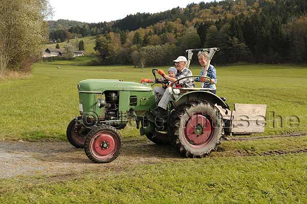 Zwei Generationen, Die Groeltern und das Enkelkind auf einem Trecker in Bergen, eine Gemeinde im oberbayerischen Landkreis Traunstein - Jrg Nitzsche, Hamburg, Germany