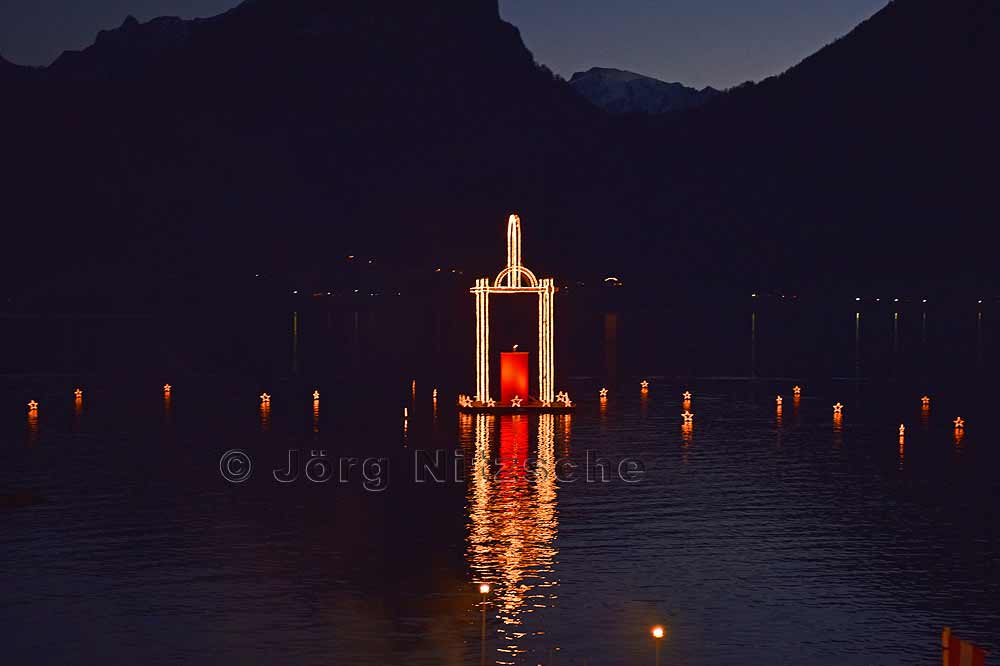Ein Kerzenlicht, welches vor dem Hotel 'Im weien Rl' auf dem See aufgestellt ist, begrt uns schon bei der Anfahrt nach Wolgangsee stimmungsvoll und wunderschn ber den See - Jrg Nitzsche, Hamburg, Germany