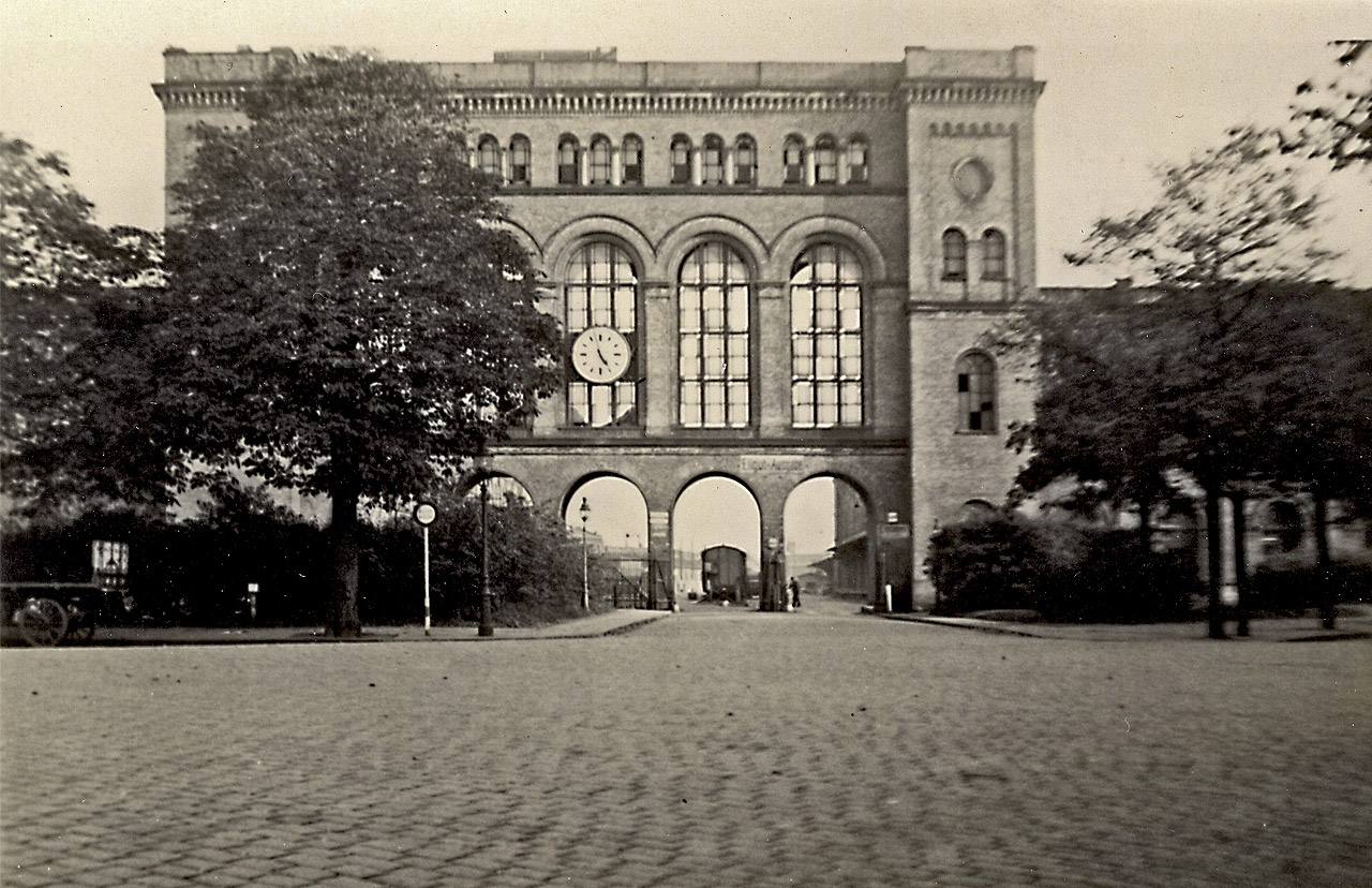 Blick vom Lohseplatz auf das imposante Portal des Hannoverschen Bahnhof - Memorial Hannoverscher Bahnhof - Fotograf - Hamburg - Norderstedt - Ahrensburg - Jrg Nitzsche