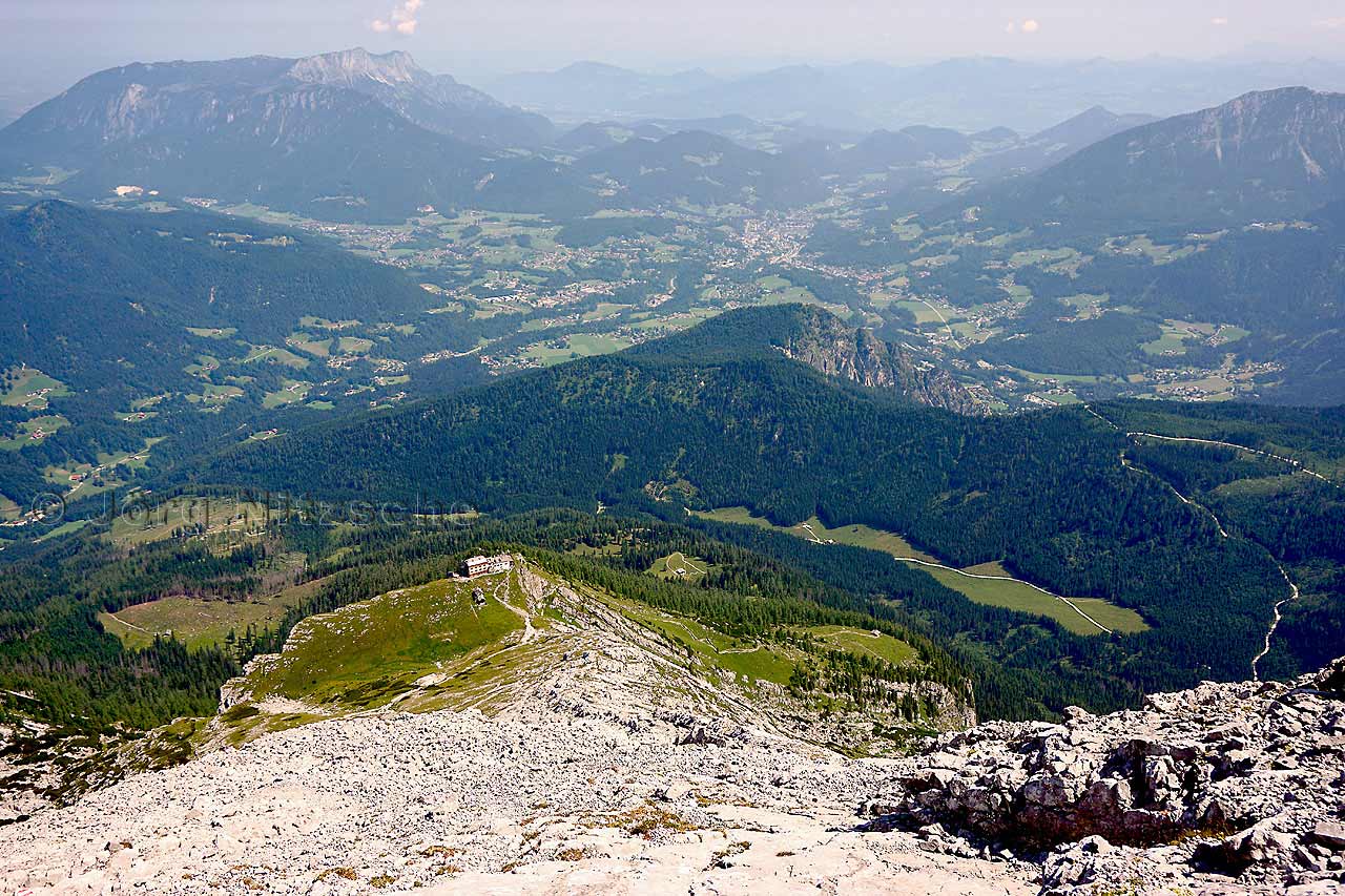 Ein Blick, als würde ich über das Watzmannhaus, Ramsau und Berchtesgaden mit einem Gleiter überfliegen. Weiter hinten kann ich auch den Untersberg sehen und darüber hinaus in's Salzburger Land blicken.