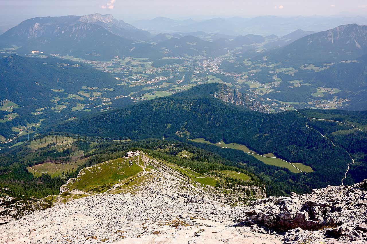 A look as if I was flying over the Watzmannhaus, Ramsau and Berchtesgaden with a glider. Further back, I can also see the Untersberg and also look into the Salzburger Land.