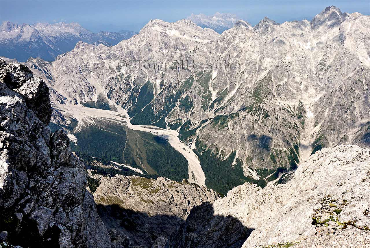 Hier riskiere ich einen Blick in's Wimbachtal und zum Wimbachgries. Hinten links um die Ecke drfte die Wimbachgrieshtte liegen.