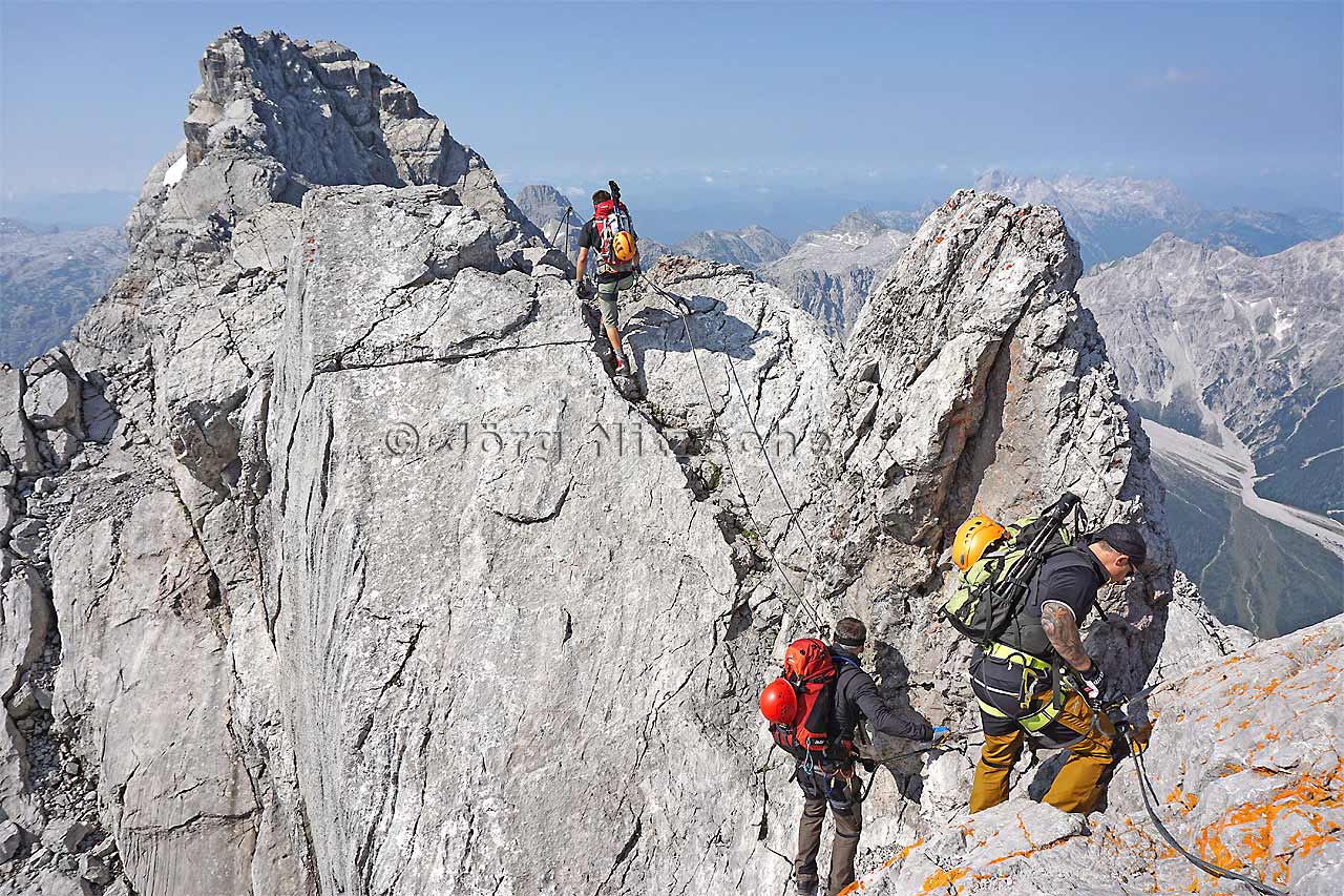 A little jealous, but at the same time with a certain awe I look after the well-equipped mountain climbers. Unfortunately, this is the end for me.