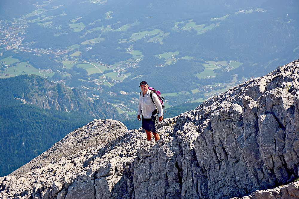 Somehow surreal to see myself here in the picture, with this breathtaking panorama below me.